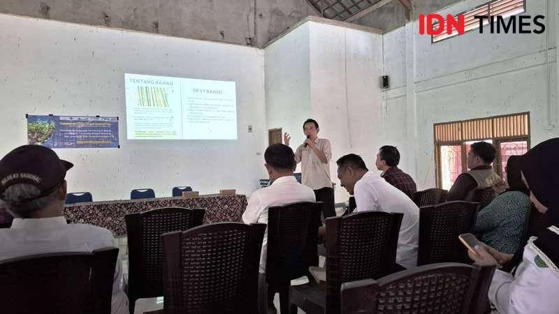 Penyampaian materi budidaya bambu oleh dosen kelompok Keahlian Teknologi Kehutanan Dr. Ihak Sumardi (IDN Times/Ervan)