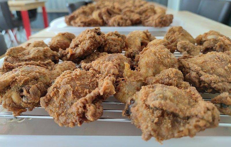 ilustrasi fried chicken (flickr.com/Nami Quenby)