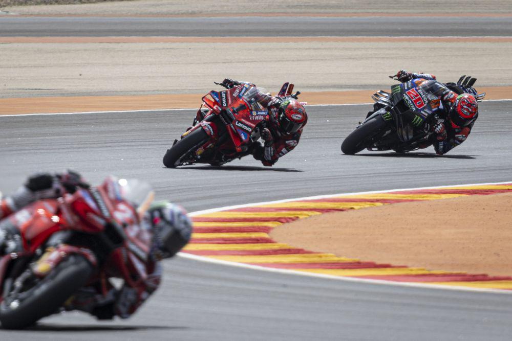 Fabio Quartararo berada di belakang Francesco Bagnaia saat sprint race GP Aragon 2024. (yamahamotogp.com)