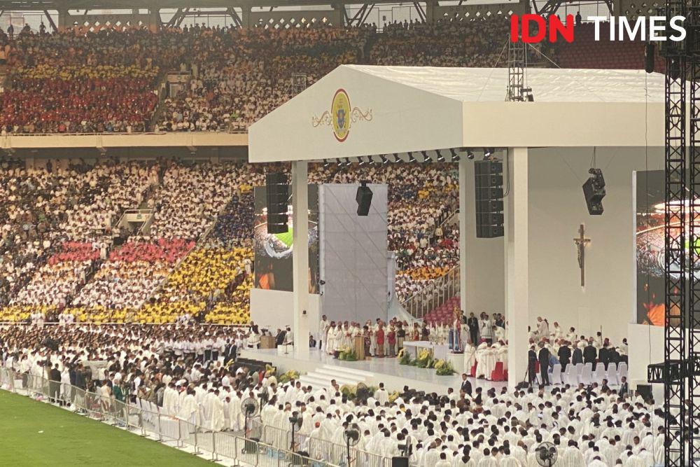 Tepuk Tangan Akhiri Misa Agung Paus Fransiskus