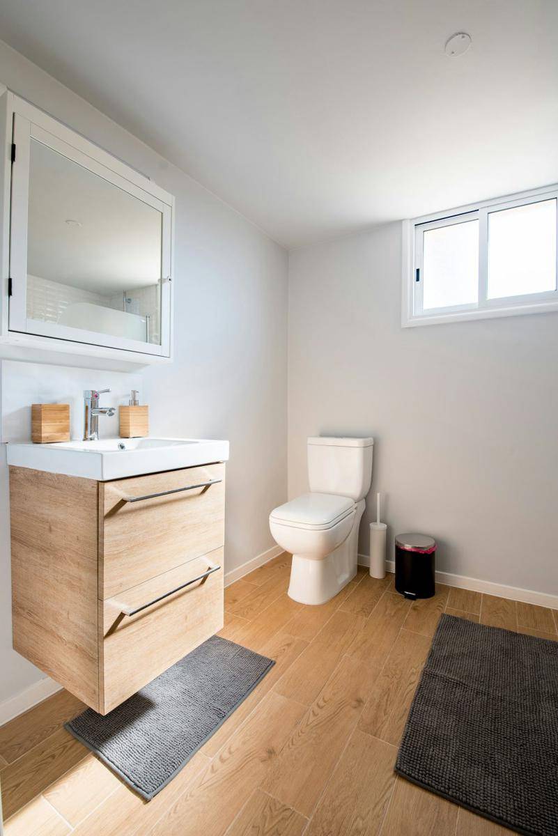ide desain powder room (unsplash.com/Filios Sazeides)
