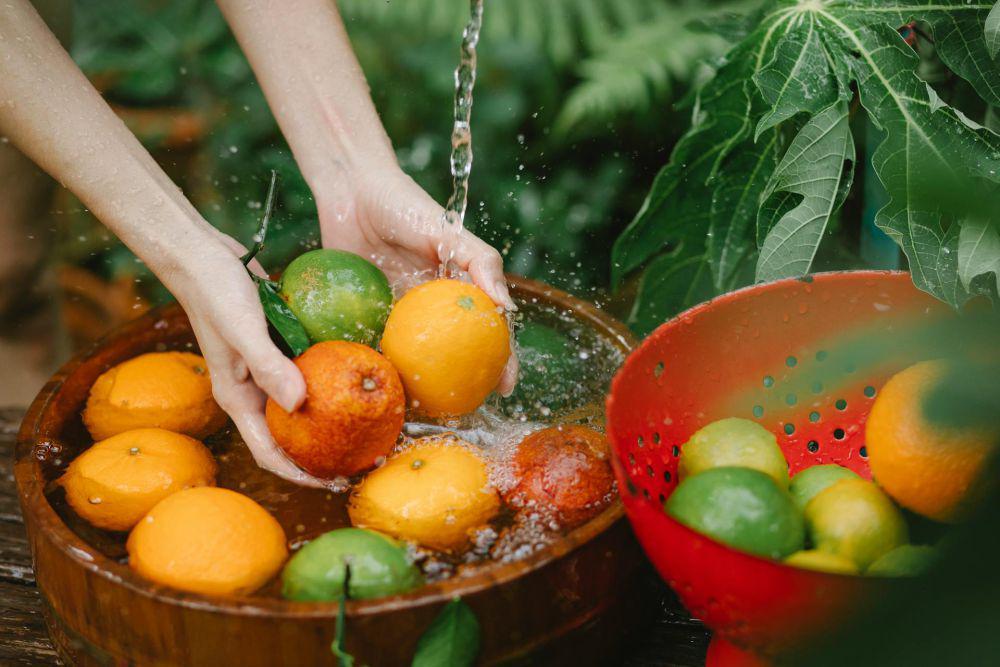 ilustrasi mencuci buah dan sayur (pexels.com/@any-lane)
