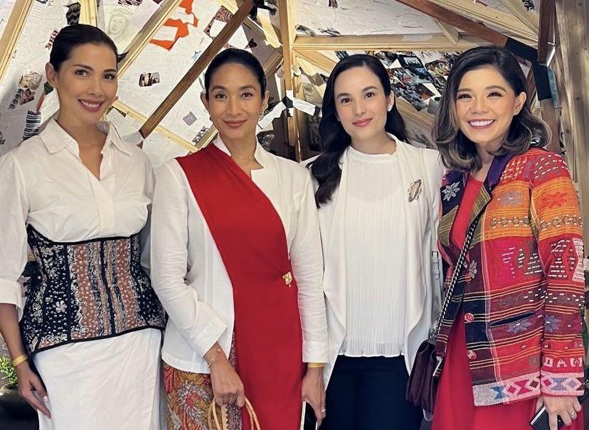 Potret Chelsea Islan dan Happy Salma Sambut Kedatangan Paus Fransiskus