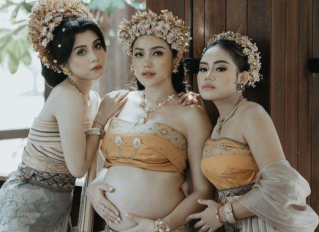 7 Maternity Shoot Jessica Iskandar Pakai Baju Adat Bali, Bareng Bestie