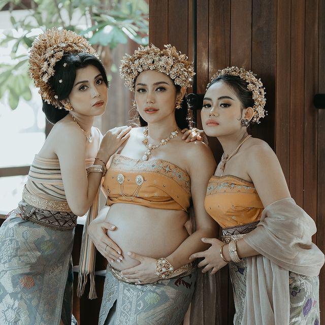 maternity shoot Jessica Iskandar pakai baju adat Bali (Instagram.com/inijedar)