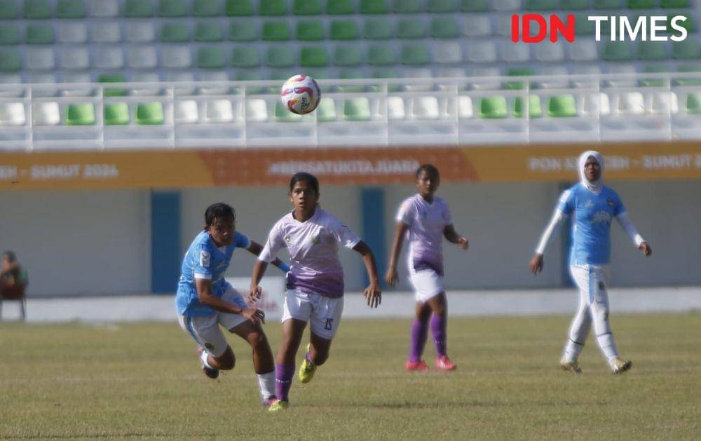 Duel Sumut versus Jawa Barat pada laga perdana cabor sepak bola putri PON 2024 Duel Sumut versus Jawa Barat pada laga perdana cabor sepak bola putri PON 2024 di Stadion Mini Pancing, Kamis (5/9/2024) (IDN Times/Doni Hermawan)(IDN Times/Doni Hermawan)