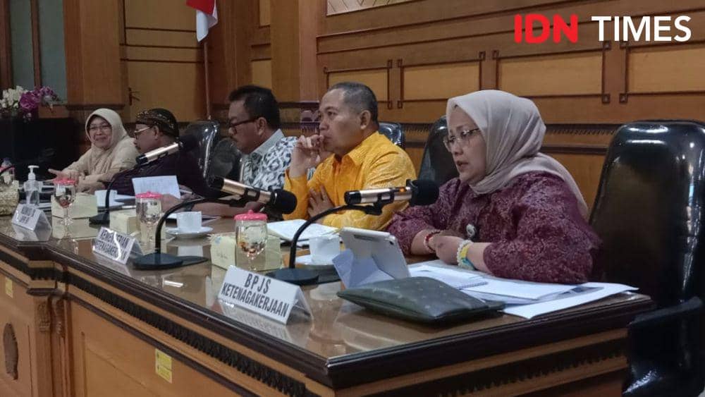 Kepala Disnakertrans Jateng Ahmad Aziz, Anggota Komisi IX DPR RI Edy Wuryanto, Staf Menteri Bidang Sosial Politik dan Kebijakan Publik Kemenaker, Ismail Pakaya dan jajaran BPJS Ketenagakerjaan saat rapat koordinasi di Disnakertrans. (IDN Times/Fariz Fardianto)
