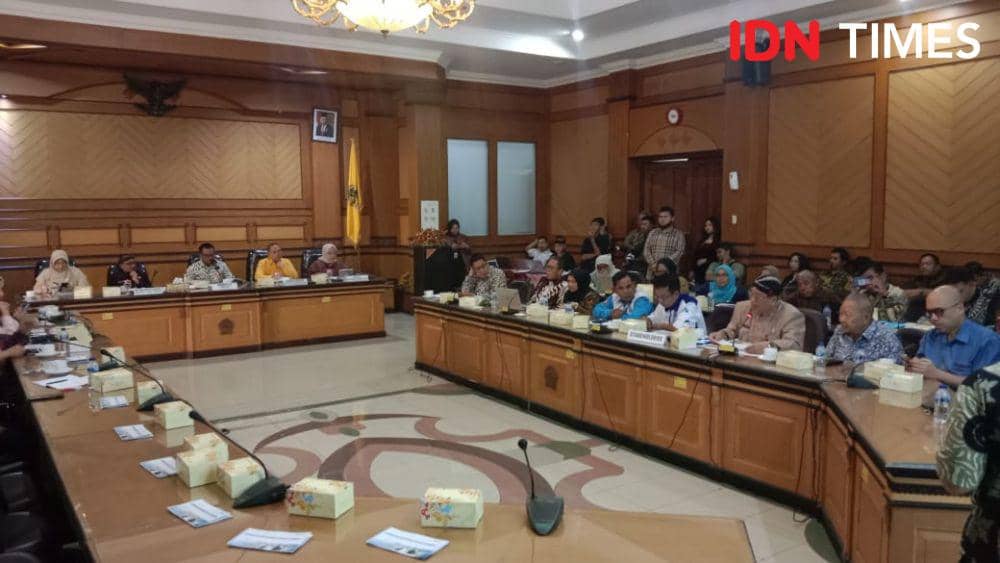 Acara rapat koordinasi bersama Komisi IX DPR RI di Kantor Disnakertrans Jateng. (IDN Times/Fariz Fardianto)