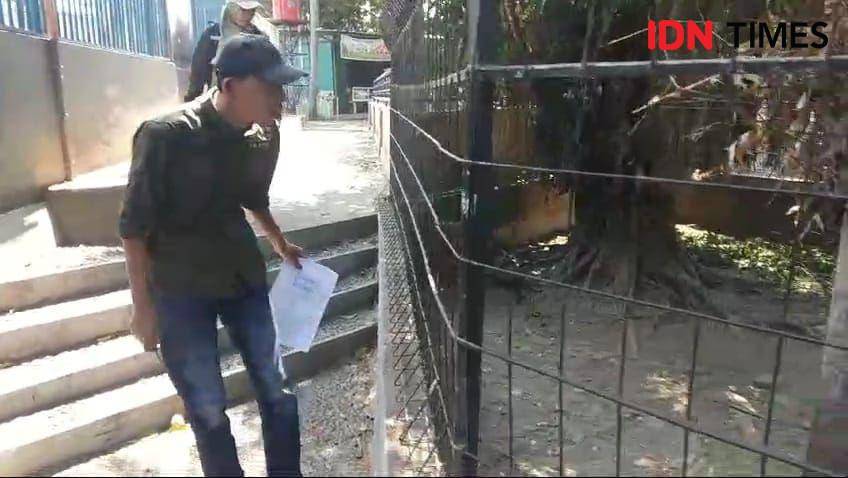 Petugas dari BKSDA saat memeriksa kandang Antelop yang kosong di Madiun Umbul Square. IDN Times/ Riyanto.