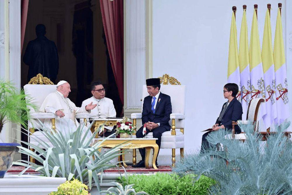 Potret Kunjungan Paus Fransiskus ke Indonesia berbincang bersama Presiden Joko Widodo dan Menlu(instagram.com/@jokowi)