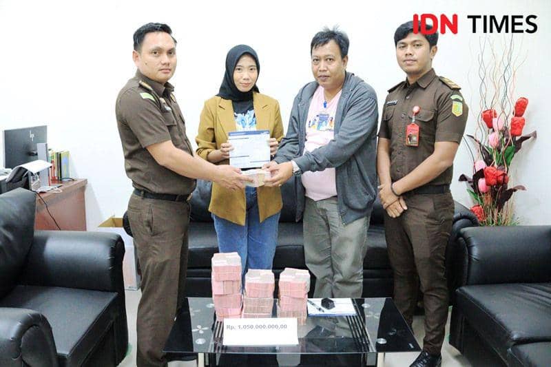 Penyerahan uang pengganti pemulihan kerugian keuangan negara Tipikor di PPU (IDN Times/Ervan)