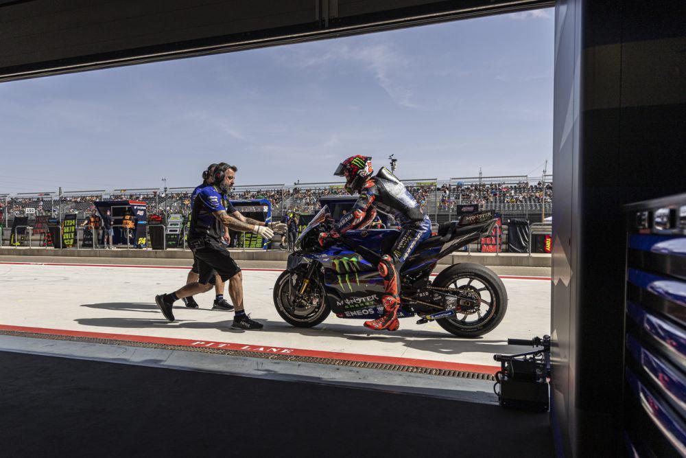 Kru Yamaha saat membantu Fabio Quartararo pada pekan balap GP Aragon 2024. (yamahamotogp.com)