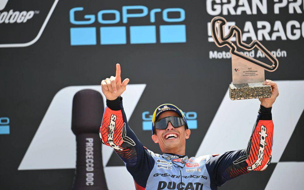 Marc Marquez mengangkat trofi usai finis pertama di main race GP Aragon 2024. (motogp.com)