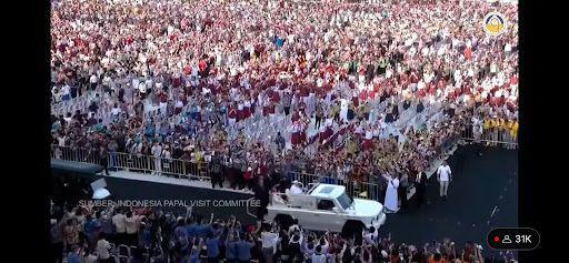Paus Fransiskus, pemimpin tertinggi Gereja Katolik sekaligus kepala negara Vatikan, berkeliling dengan mobil nasional Indonesia Maung ‘Tangguh’ jenis MV3 besutan Menteri Pertahanan RI Prabowo Subianto yang diproduksi oleh PT Pindad. (Dok. Tim Komunikasi Prabowo)