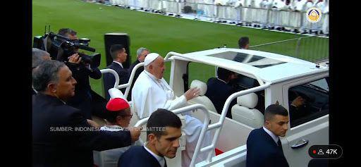 Paus Fransiskus, pemimpin tertinggi Gereja Katolik sekaligus kepala negara Vatikan, berkeliling dengan mobil nasional Indonesia Maung ‘Tangguh’ jenis MV3 besutan Menteri Pertahanan RI Prabowo Subianto yang diproduksi oleh PT Pindad. (Dok. Tim Komunikasi Prabowo)