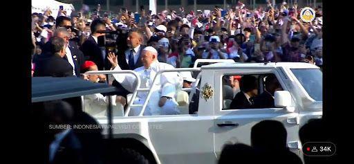 Paus Fransiskus, pemimpin tertinggi Gereja Katolik sekaligus kepala negara Vatikan, berkeliling dengan mobil nasional Indonesia Maung ‘Tangguh’ jenis MV3 besutan Menteri Pertahanan RI Prabowo Subianto yang diproduksi oleh PT Pindad. (Dok. Tim Komunikasi Prabowo)