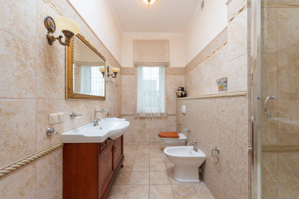 ide desain powder room (pexels.com/Max Vakhtbovycn)