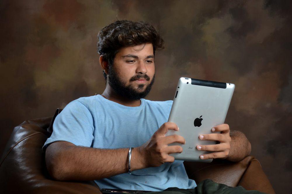 ilustrasi pria memakai gadget (pexels.com/theAmritdev)