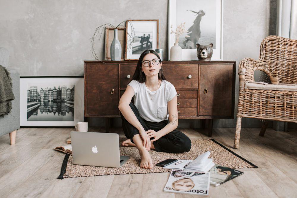 ilustrasi wanita menyendiri (pexels.com/Vlada Karpovich)
