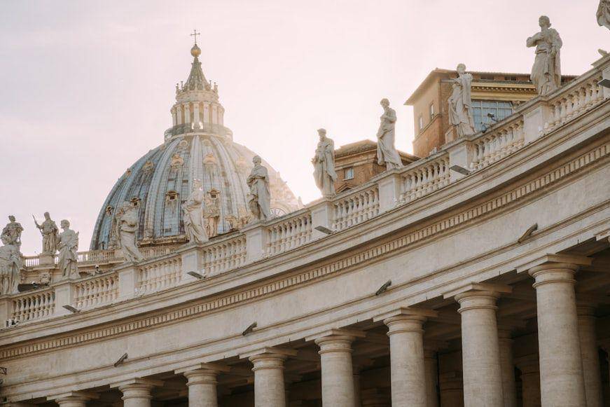 potret Basilika Santo Petrus (unsplash.com/@simonesavoldi)
