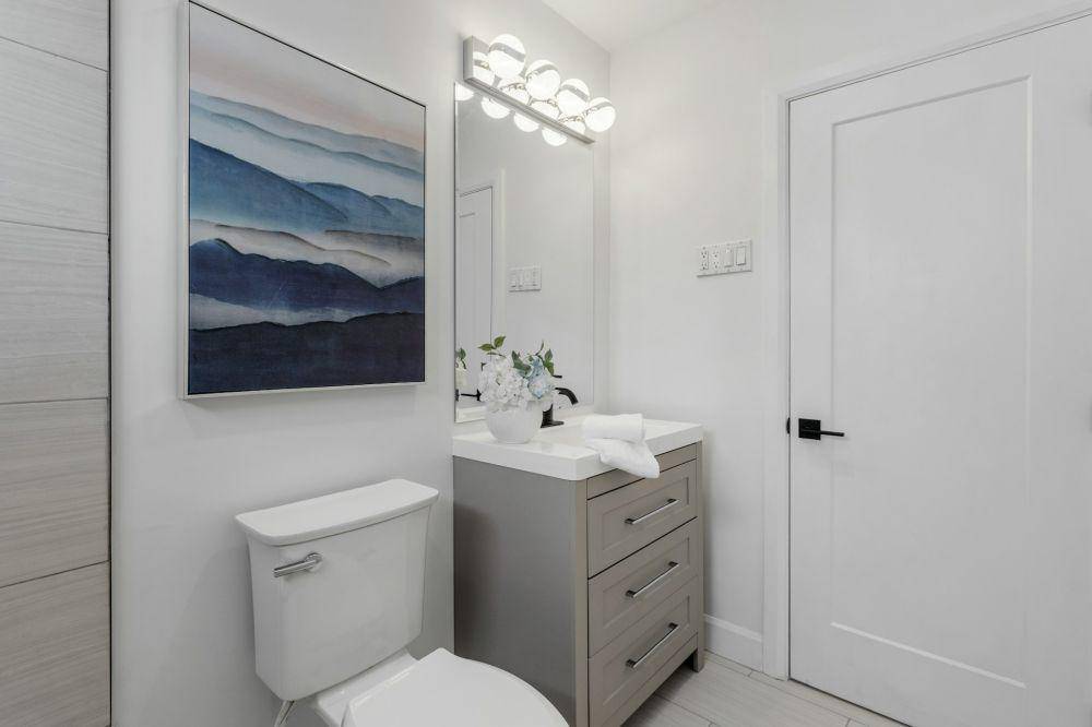 ide desain powder room (unsplash.com/ Point3D Commercial Imaging Ltd.)