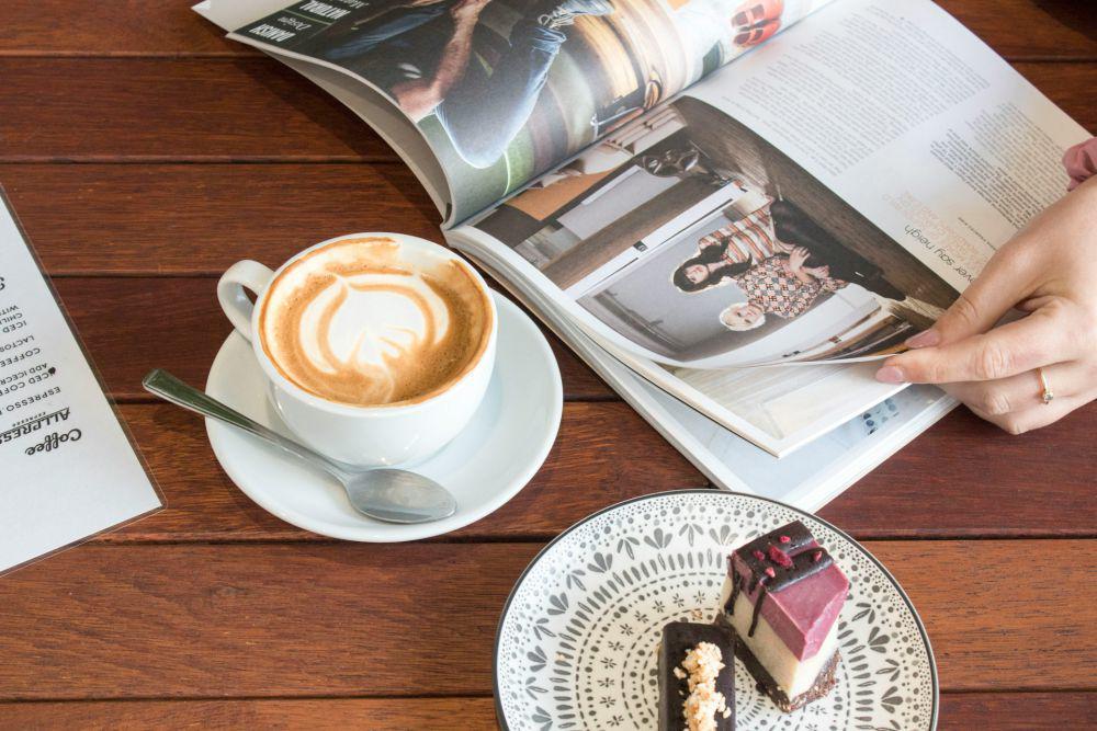 ilustrasi makan di dessert cafe (unsplash.com/Social.Cut)