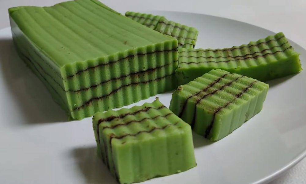 ilustrasi puding lapis roti tawar pandan (YouTube.com/Aku dan Bojoku)