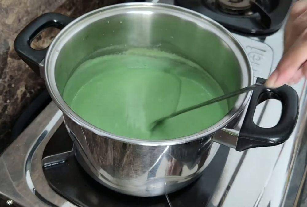 ilustrasi membuat puding lapis roti tawar pandan (YouTube.com/Aku dan Bojoku)