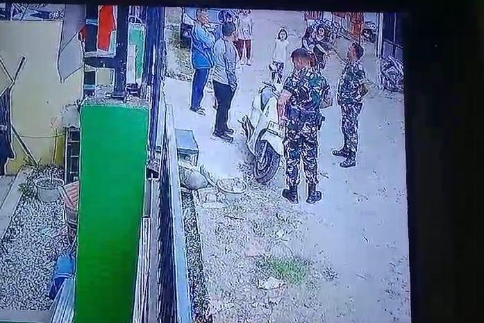 Rekaman CCTV pria berseragam TNI mengacungkan pistol ke arah warga sipil di Makassar, viral di media sosial. (Dok. Istimewa)