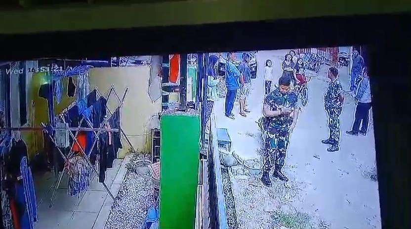 Rekaman CCTV pria berseragam TNI mengacungkan pistol ke arah warga sipil di Makassar, viral di media sosial. (Dok. Istimewa)