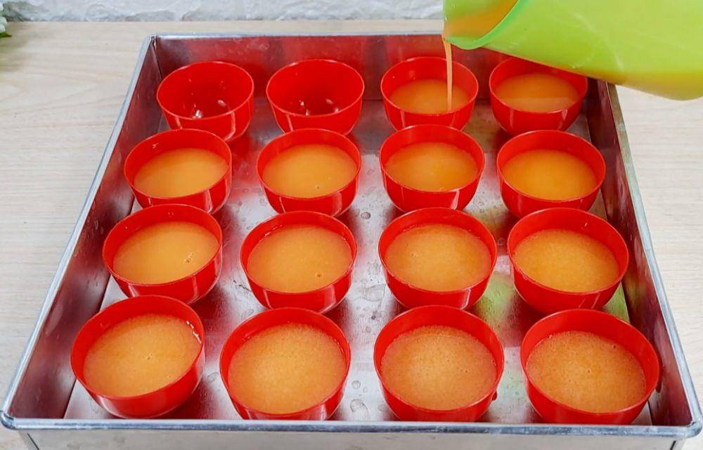 ilustrasi menuang puding oranye ke dalam cetakan (YouTube.com/Dapur Hasika)