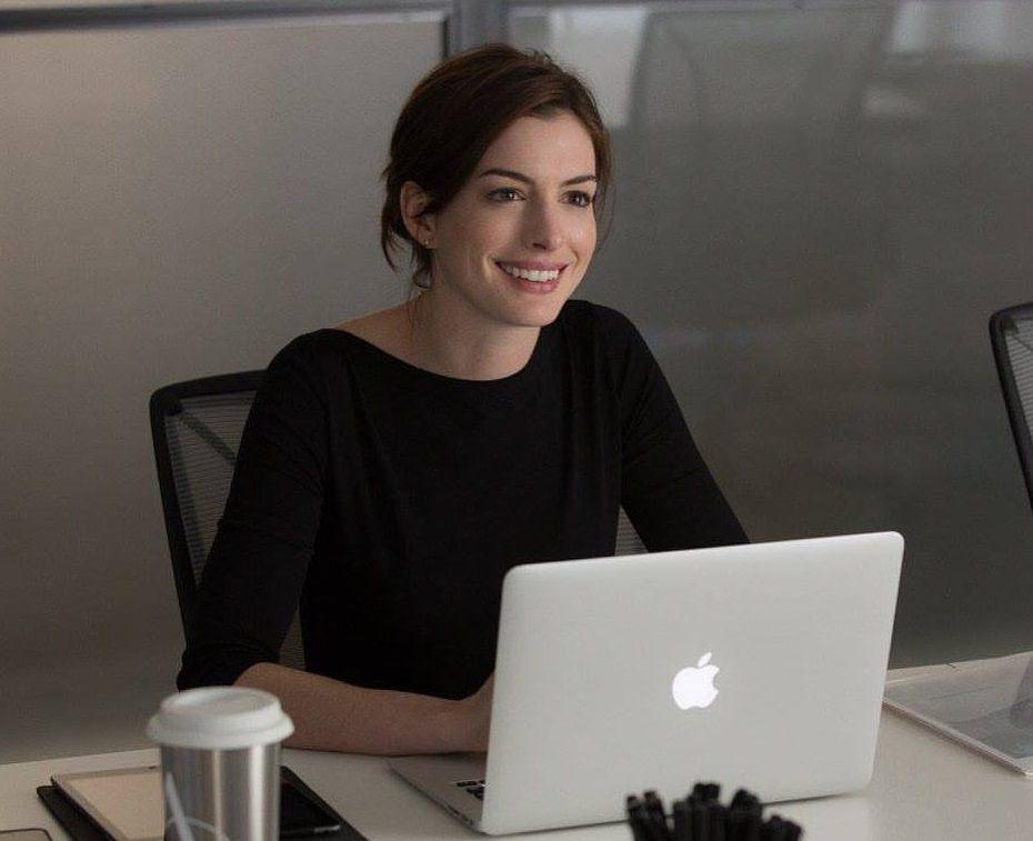 4 Bukti Jules di Film The Intern adalah Ciri Pemimpin Unggul