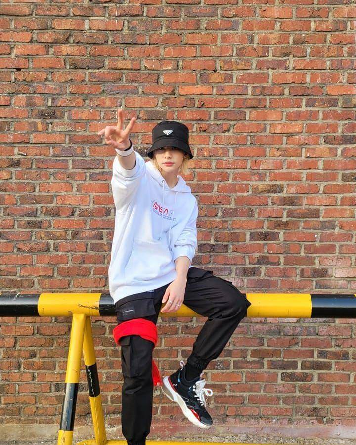 OOTD atasan putih ala Hyunjin Stray Kids (instagram.com/realstraykids)