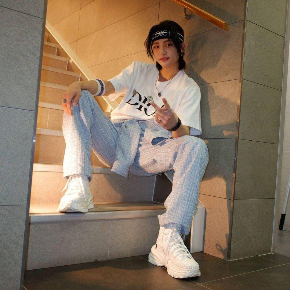 OOTD atasan putih ala Hyunjin Stray Kids (instagram.com/realstraykids)