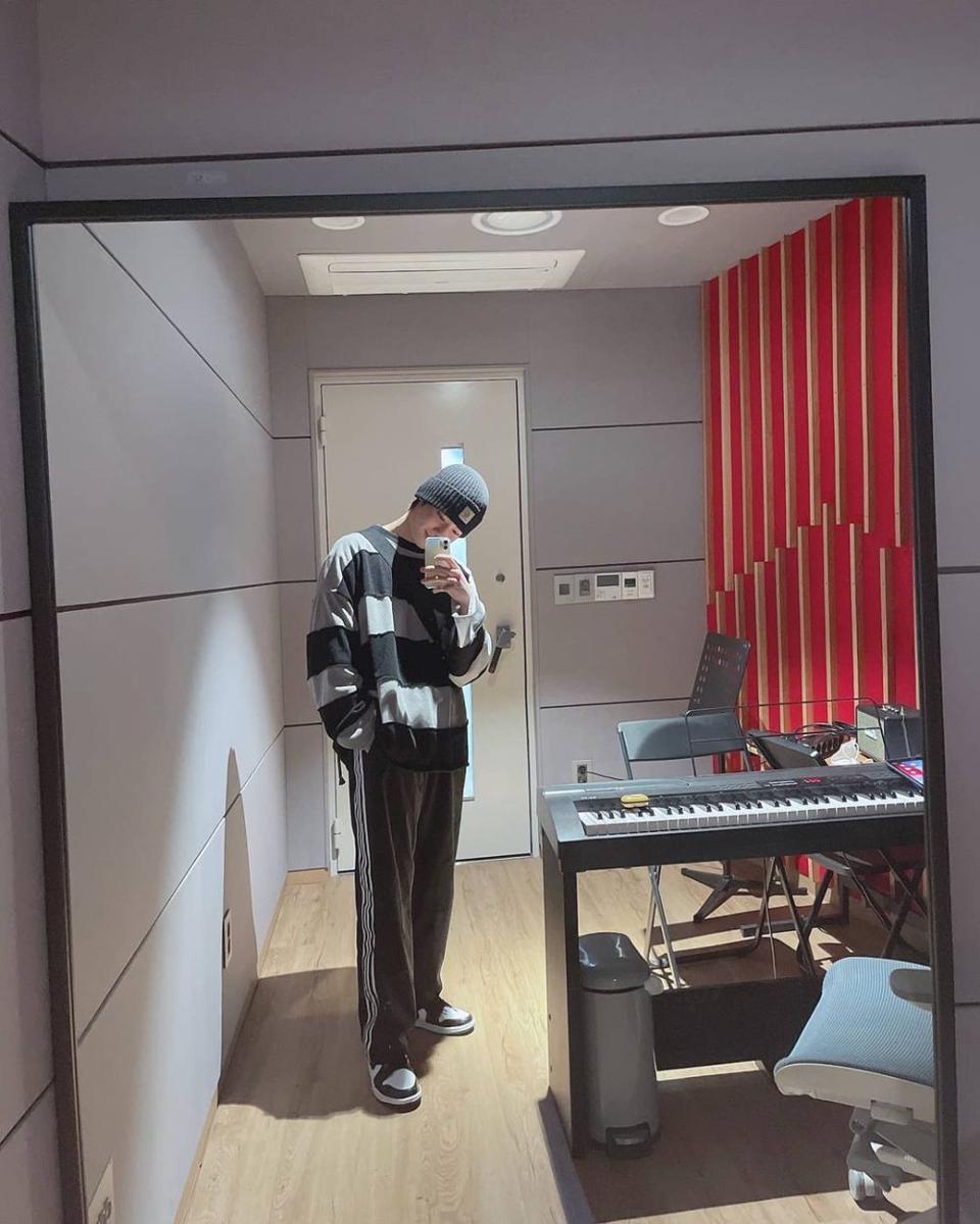outfit motif stripe ala I.N Stray Kids (instagram.com/realstraykids)