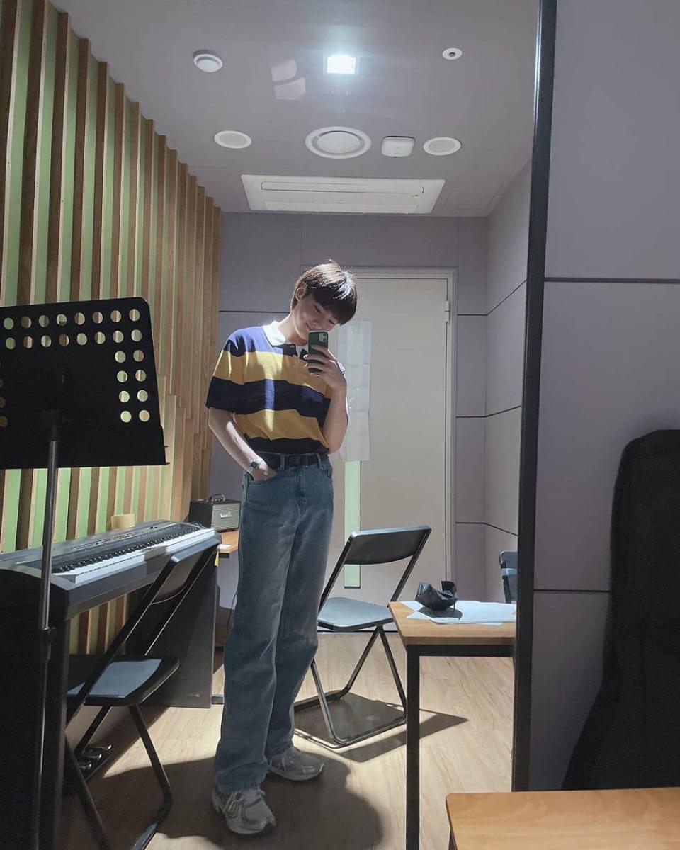 outfit motif stripe ala I.N Stray Kids (instagram.com/realstraykids)
