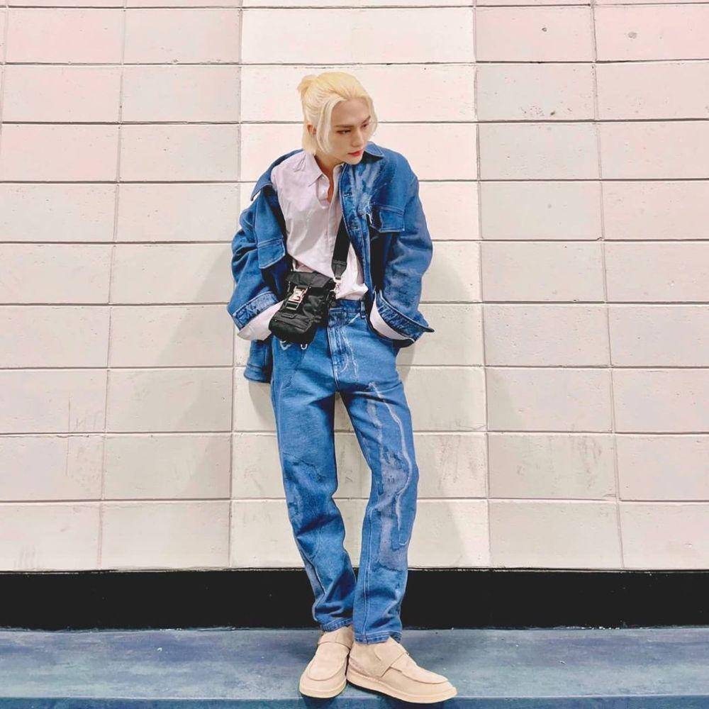 OOTD atasan putih ala Hyunjin Stray Kids (instagram.com/realstraykids)
