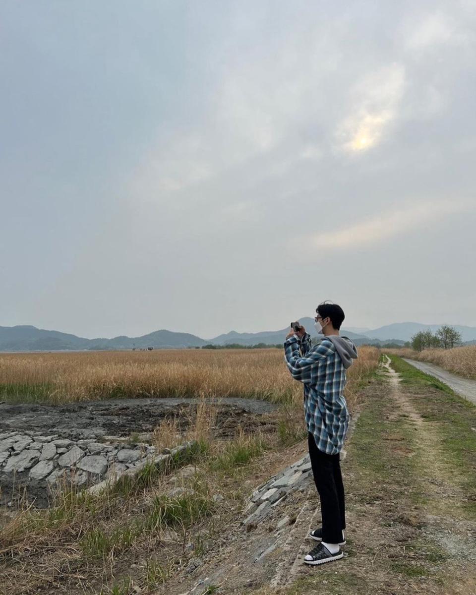 mix and match outfit kemeja ala Cha Eun Woo (instagram.com/@eunwo.o_c)