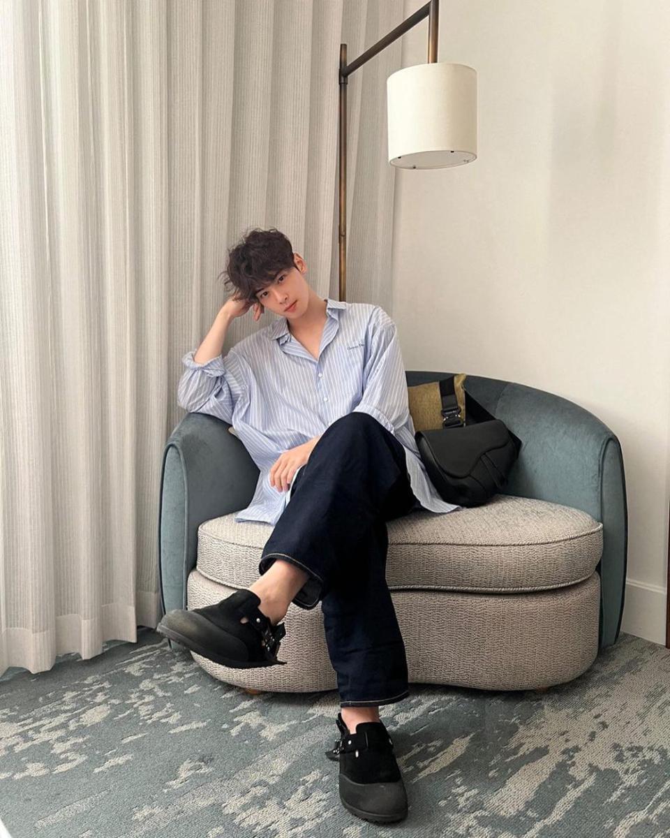 mix and match outfit kemeja ala Cha Eun Woo (instagram.com/@eunwo.o_c)