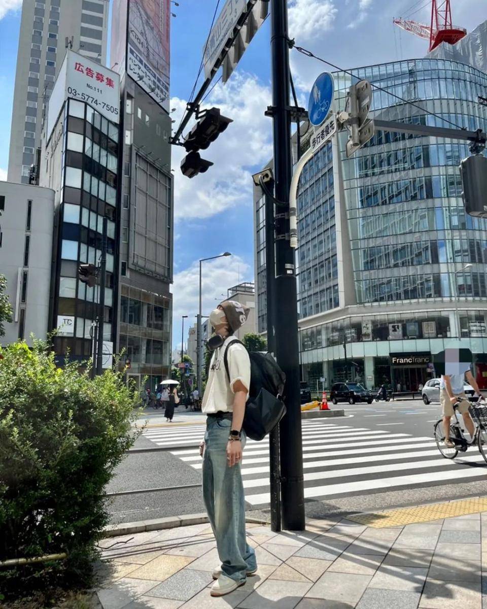OOTD atasan putih ala Hyunjin Stray Kids (instagram.com/realstraykids)