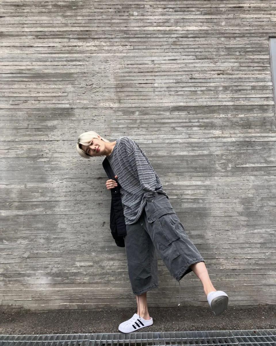 outfit motif stripe ala I.N Stray Kids (instagram.com/realstraykids)