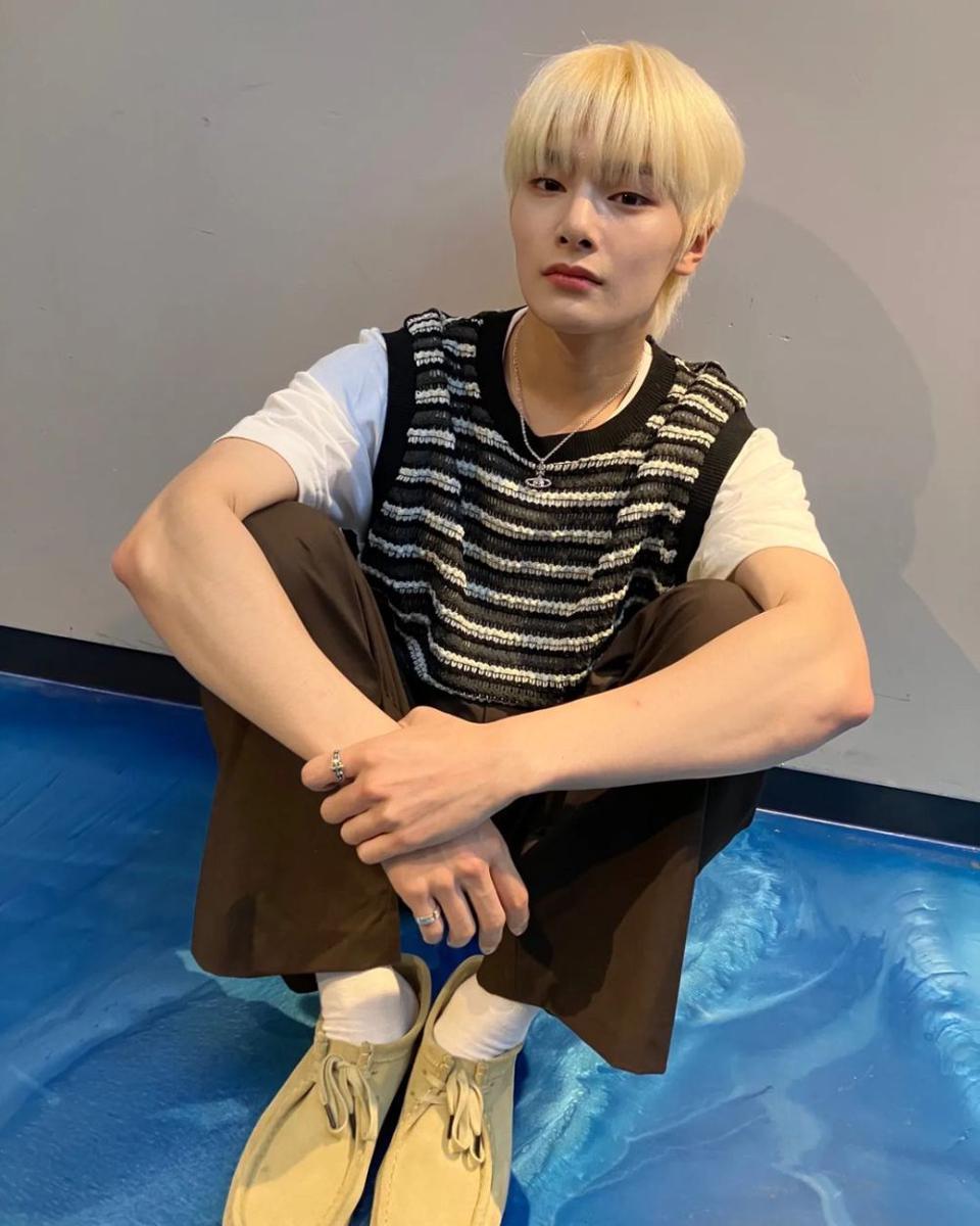 outfit motif stripe ala I.N Stray Kids (instagram.com/realstraykids)