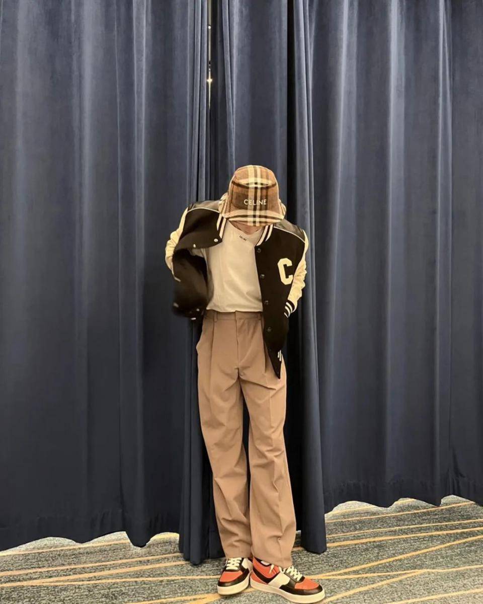 OOTD atasan putih ala Hyunjin Stray Kids (instagram.com/realstraykids)