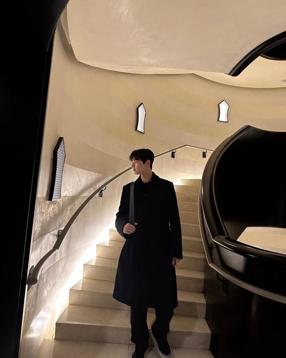 mix and match outfit kemeja ala Cha Eun Woo (instagram.com/@eunwo.o_c)