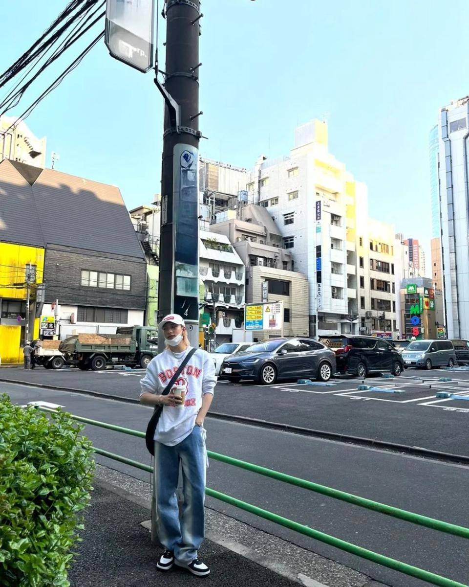 OOTD atasan putih ala Hyunjin Stray Kids (instagram.com/realstraykids)
