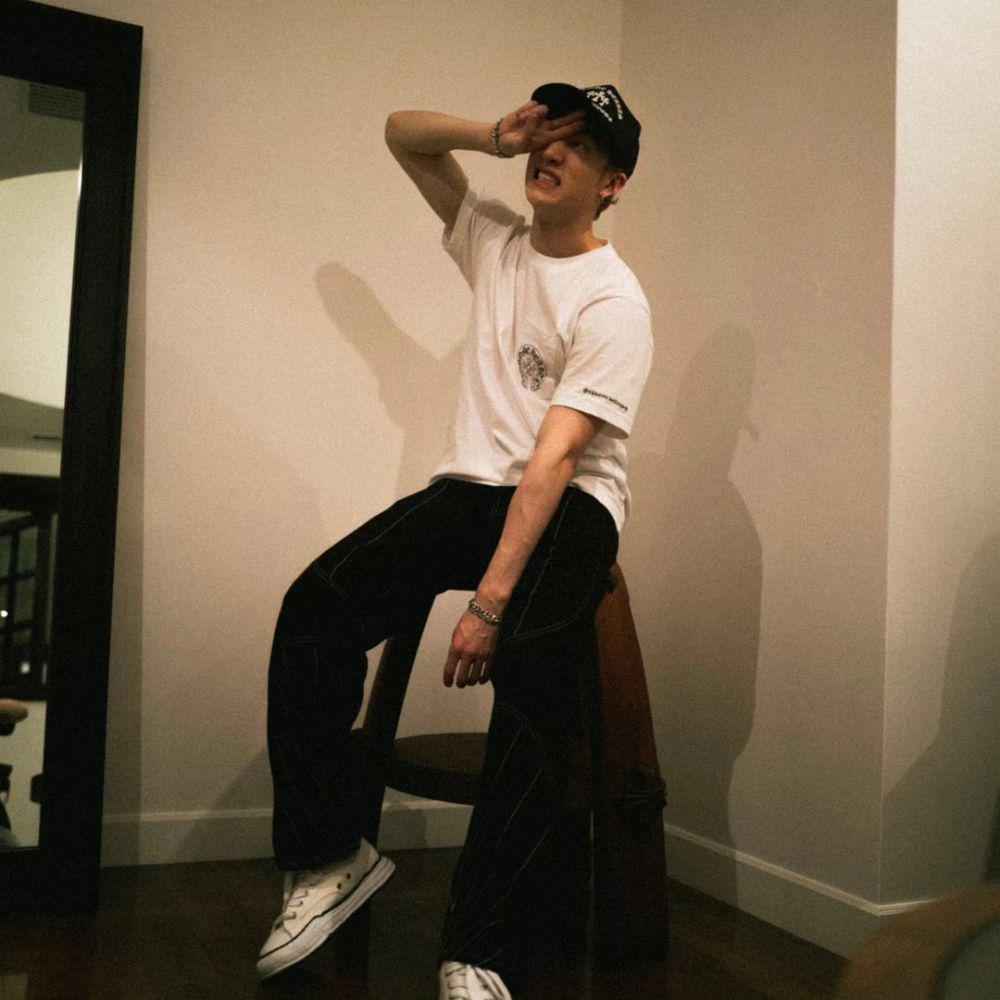OOTD nuansa hitam putih ala Bang Chan Stray Kids (instagram.com/gnabnahc)