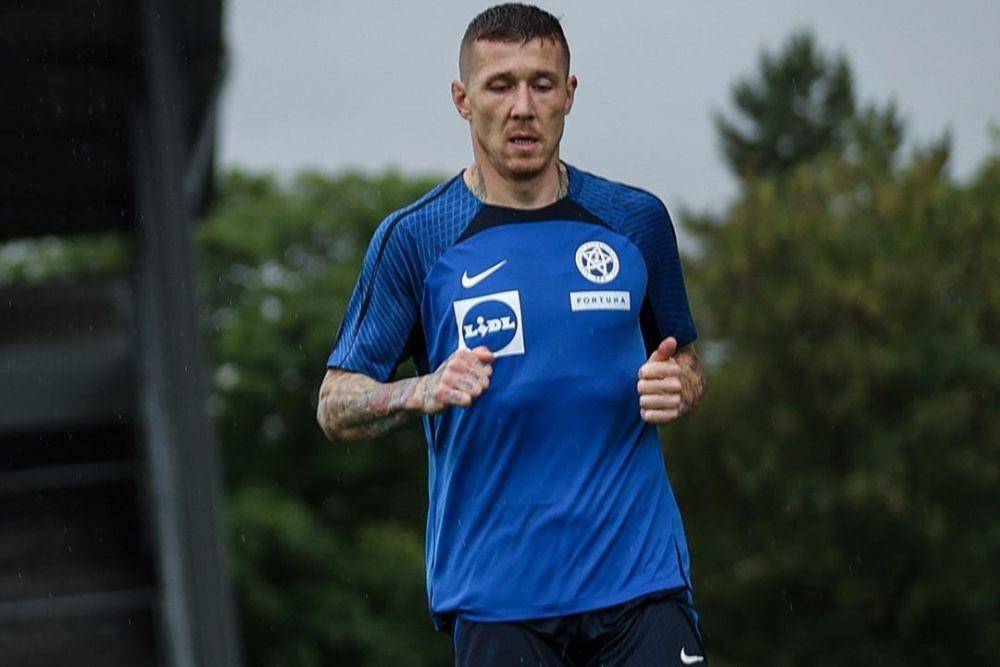 Juraj Kucka berlatih bersama Timnas Slovakia. (instagram.com/sfzofficial)