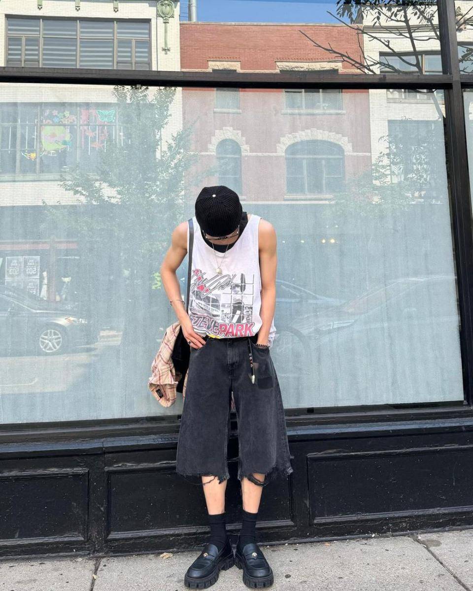 OOTD atasan putih ala Hyunjin Stray Kids (instagram.com/hynjinnnn)