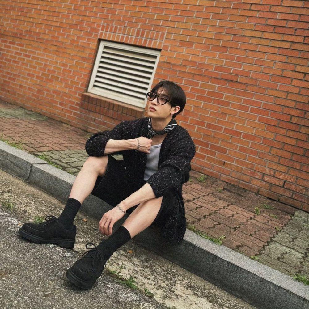 OOTD nuansa hitam putih ala Bang Chan Stray Kids (instagram.com/gnabnahc)