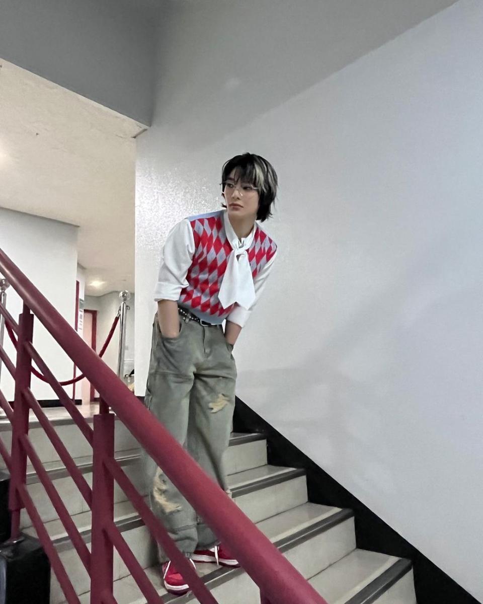outfit motif stripe ala I.N Stray Kids (instagram.com/i.2.n.8)